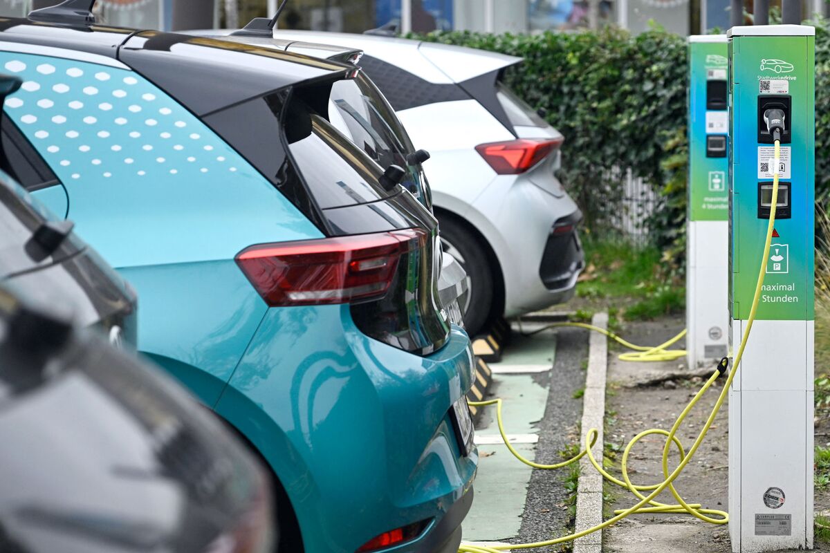 Almanya'da Elektrikli Araç Geçişi Rekor Kırdı